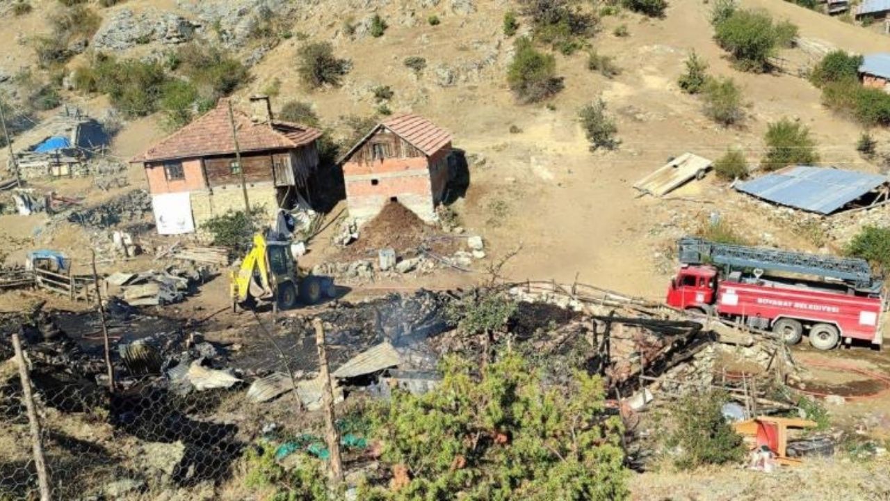 Komşu Şehirde Büyük Facia 2 Ev, 2 Ahır Ve Samanlık Küle Döndü! (1)