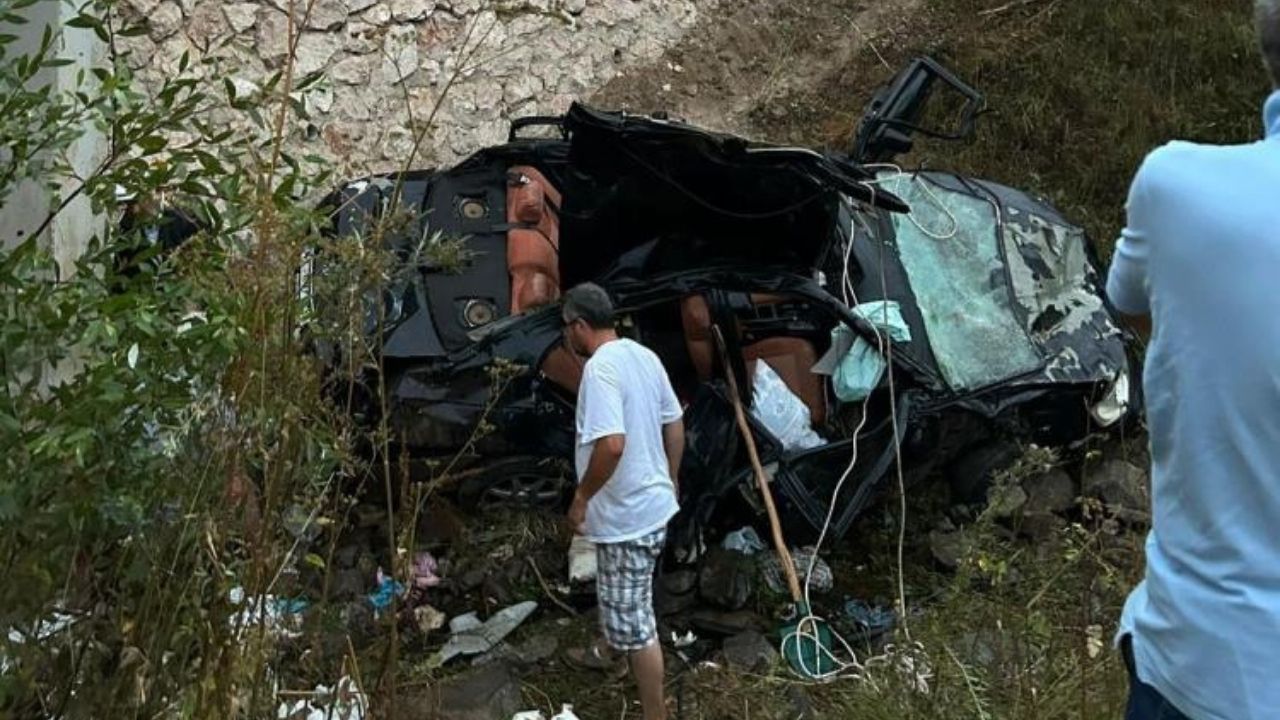Korkunç Kaza Hurdaya Dönen Otomobil Can Aldı (1)