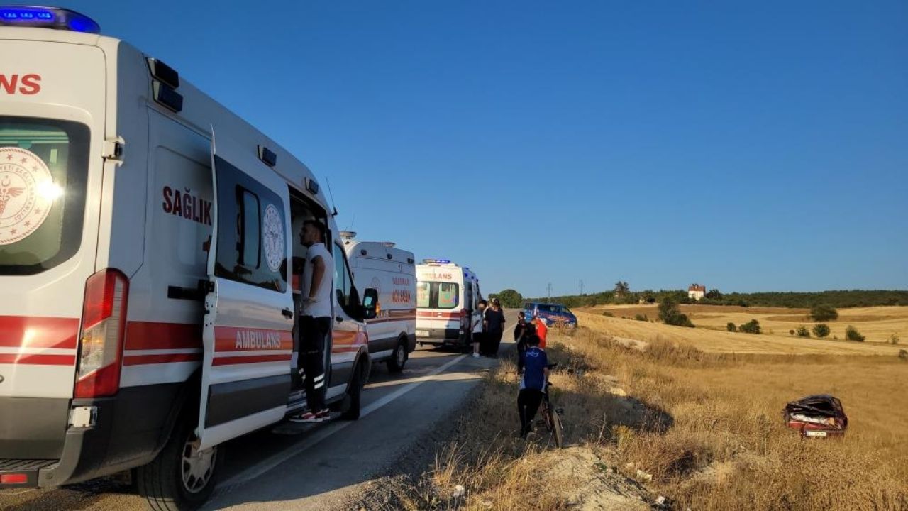 Korkutan Kaza Takla Atan Araç Tarlaya Uçtu Yaralılar Var! (1)