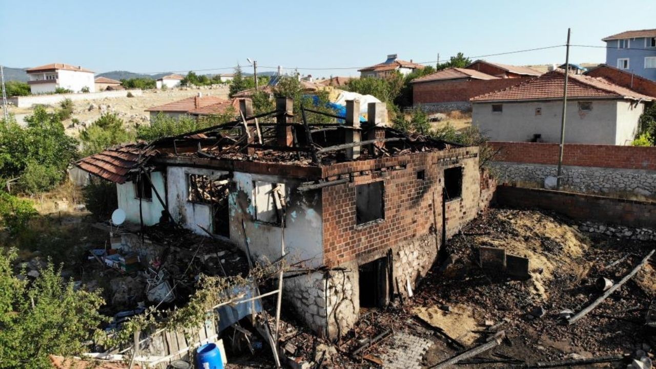 Mandıra Yangını Felaketi! Ev Ve Ahır Kül Oldu, 1 Koyun Ve Yavrusu Feci Şekilde Telef Oldu (2)