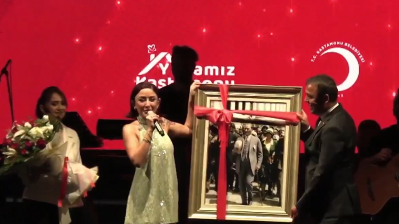 Melek Mosso Şapka Konser (2)