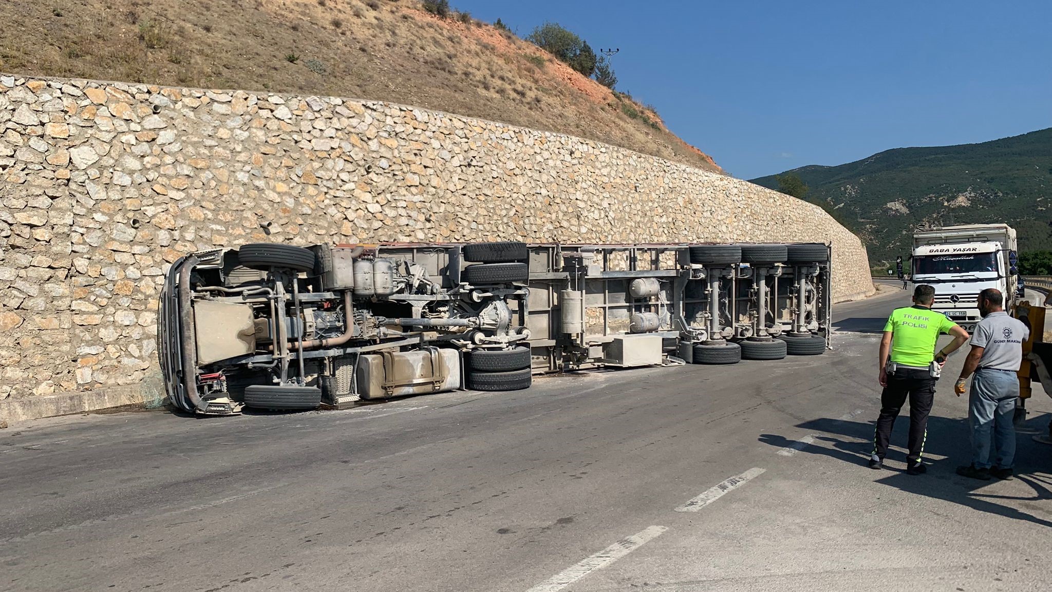 Mermer Blok Yüklü Tır Devrildi Feci Kazada 1 Yaralı! 1