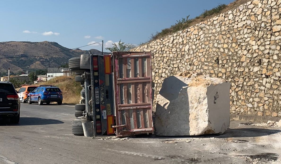 Mermer Blok Yüklü Tır Devrildi Feci Kazada 1 Yaralı! 2