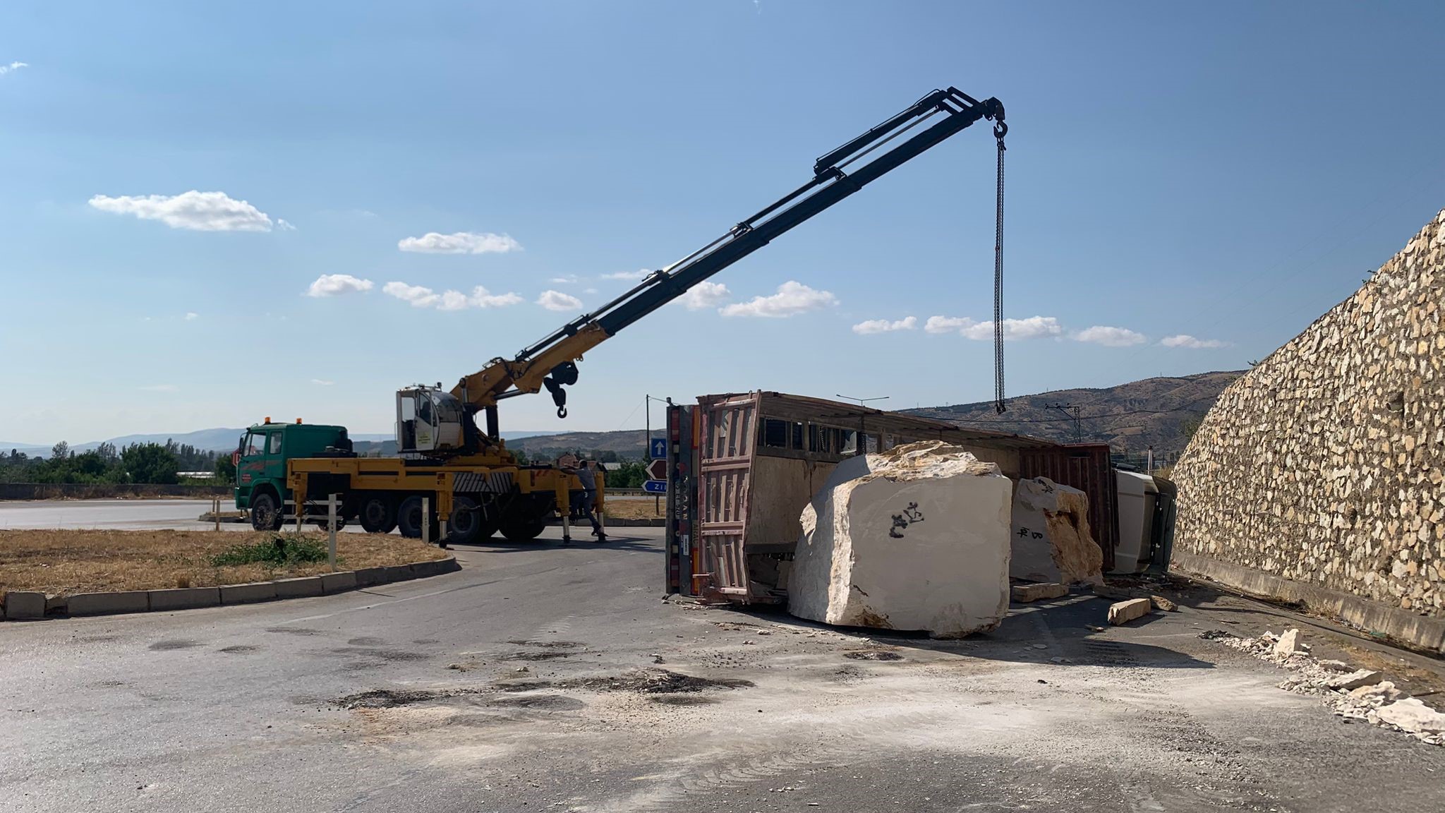 Mermer Blok Yüklü Tır Devrildi Feci Kazada 1 Yaralı!