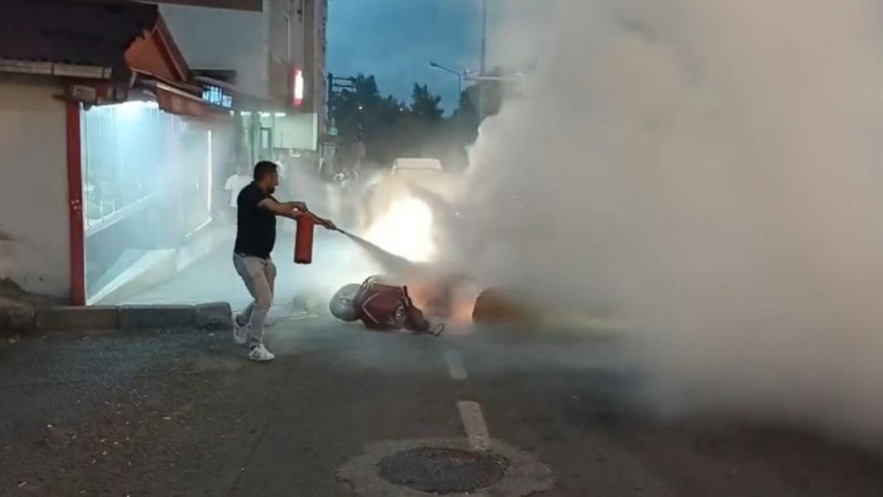 Motosiklet Bir Anda Alev Topuna Döndü Kurye Son Anda Kurtuldu (1)