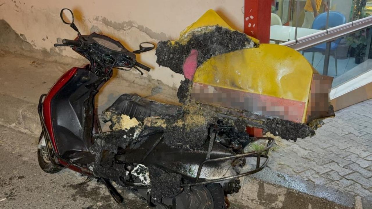 Motosiklet Bir Anda Alev Topuna Döndü Kurye Son Anda Kurtuldu (2)