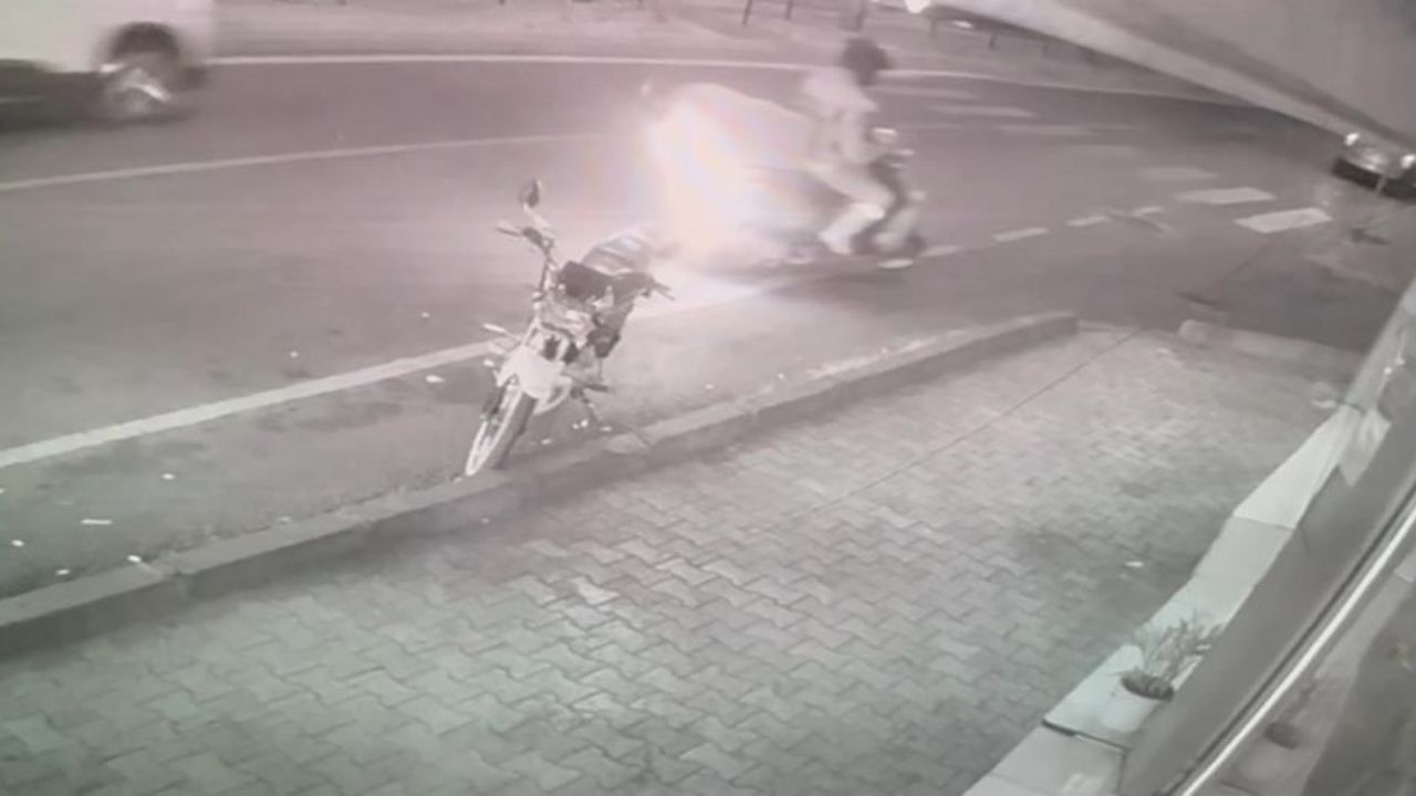 Motosiklet Bir Anda Alev Topuna Döndü Kurye Son Anda Kurtuldu (3)