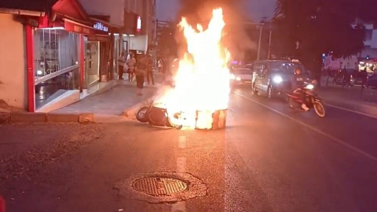 Motosiklet Bir Anda Alev Topuna Döndü Kurye Son Anda Kurtuldu (4)