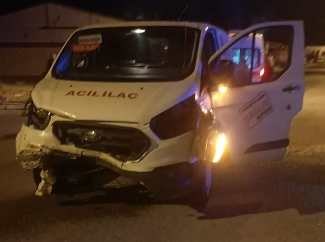 Otomobil Ile Kamyonet Çarpıştı 2 Yaralı Var 1