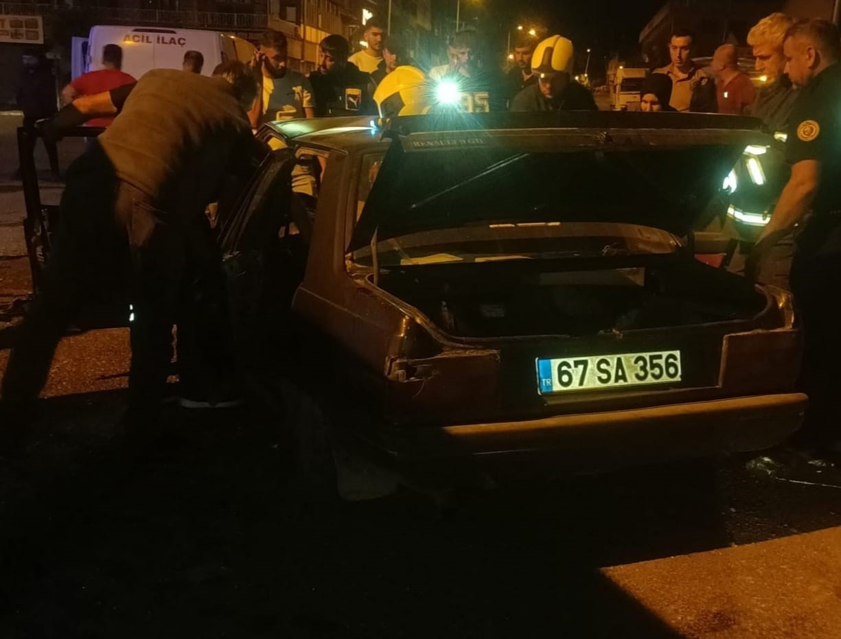 Otomobil Ile Kamyonet Çarpıştı 2 Yaralı Var 12