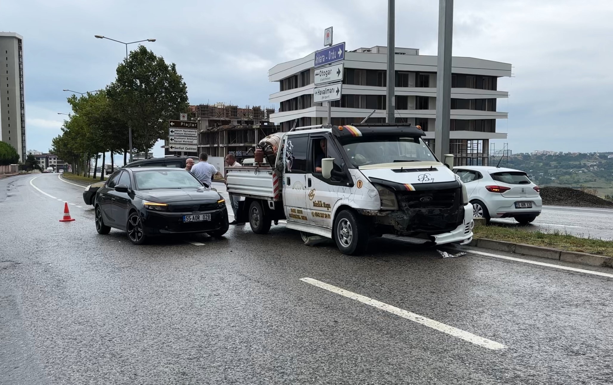 Otomobil Ile Kamyonet Çarpıştı 3 Yaralı 4