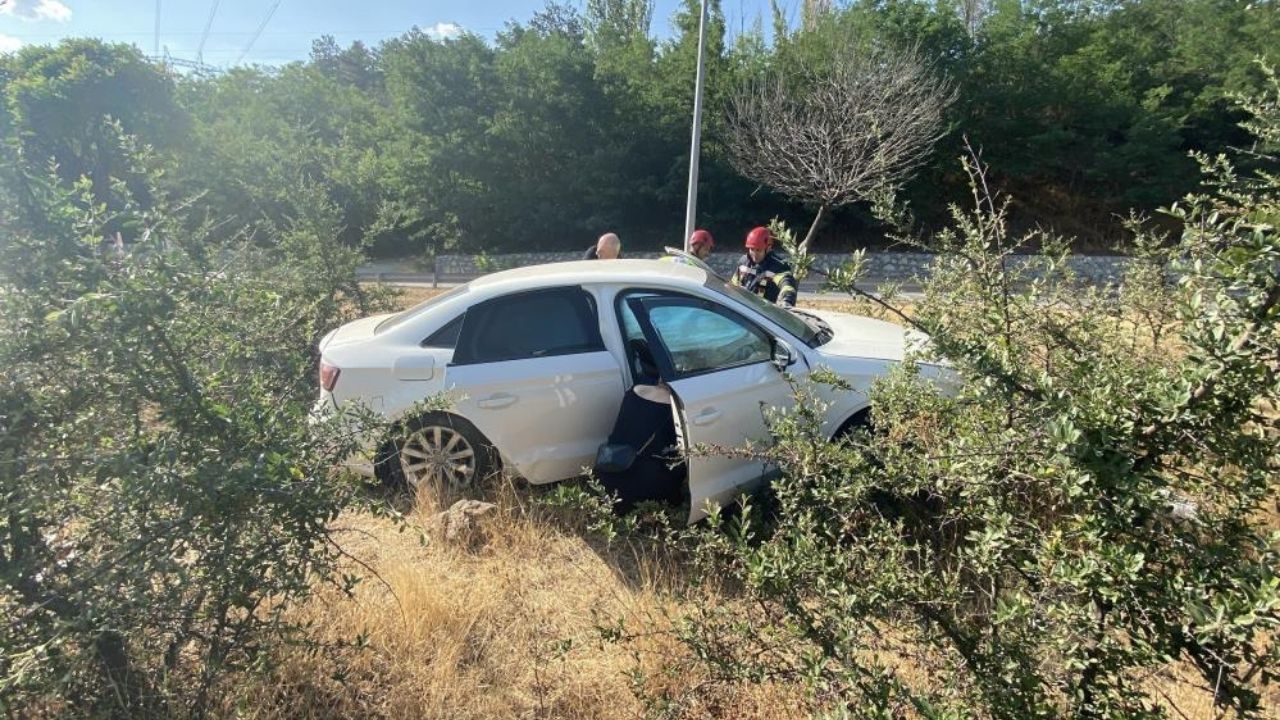 Otomobiliyle Yol Kenarındaki Bordürlere Çarptı 2 Yaralı (1)