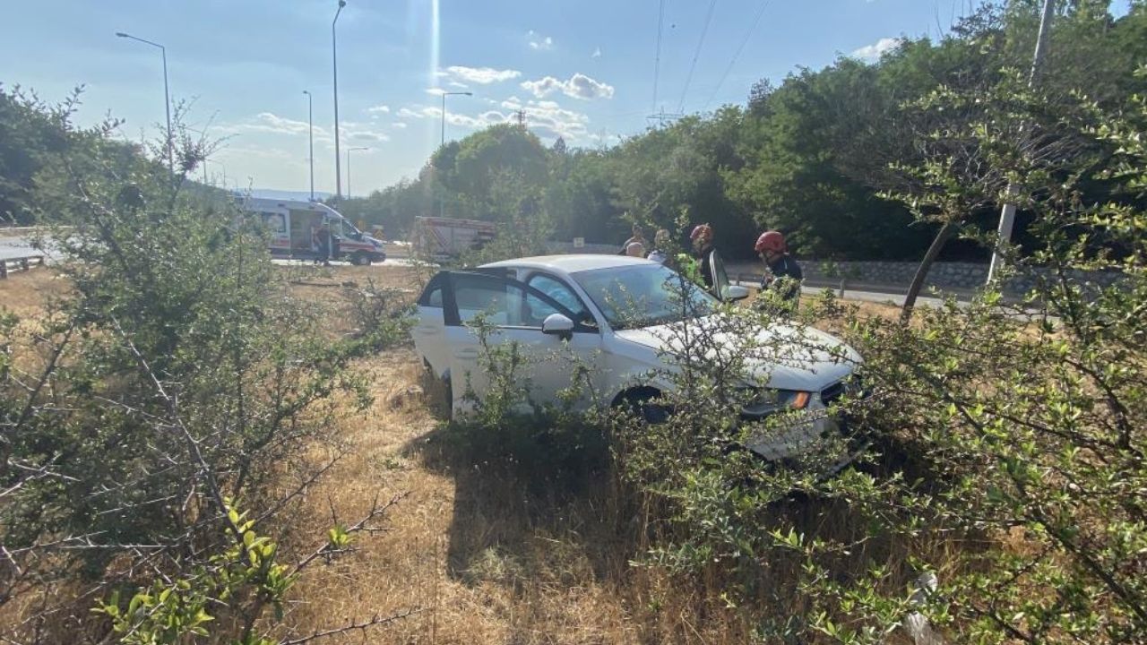 Otomobiliyle Yol Kenarındaki Bordürlere Çarptı 2 Yaralı (2)