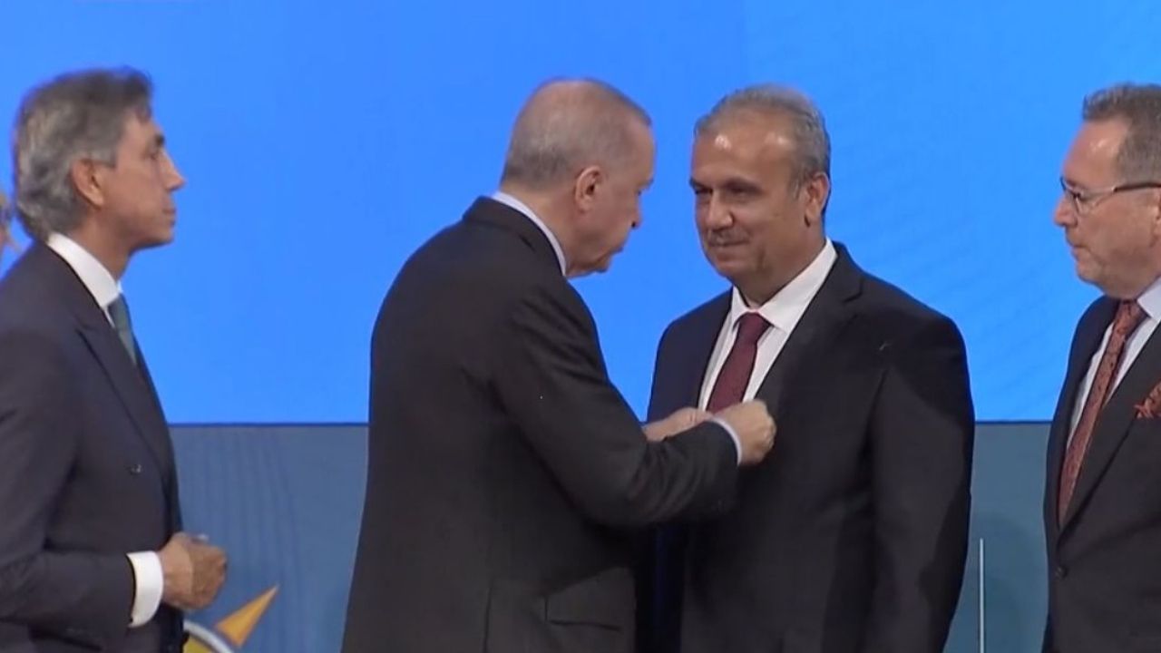 Son Dakika Cumhurbaşkanı Erdoğan, Bozkurt Belediye Başkanı’na Ak Parti Rozetini Taktı (1)