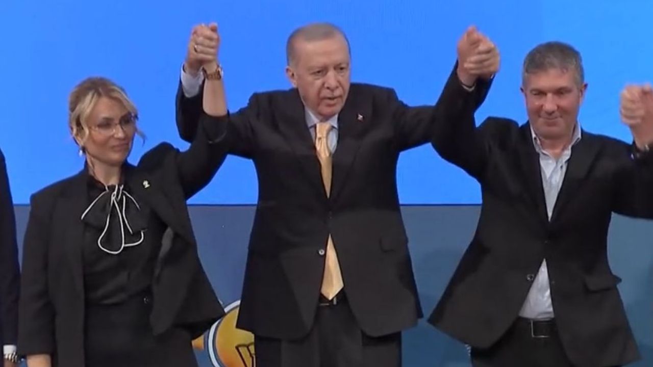 Son Dakika Cumhurbaşkanı Erdoğan, Bozkurt Belediye Başkanı’na Ak Parti Rozetini Taktı (2)