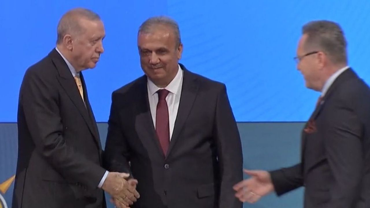 Son Dakika Cumhurbaşkanı Erdoğan, Bozkurt Belediye Başkanı’na Ak Parti Rozetini Taktı (3)