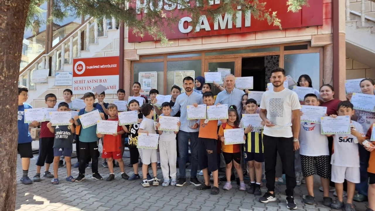 Taşköprü'de Örnek Muhtar Kur’an Kursu Öğrencilerine Belge, Hocalara Plaket (4)