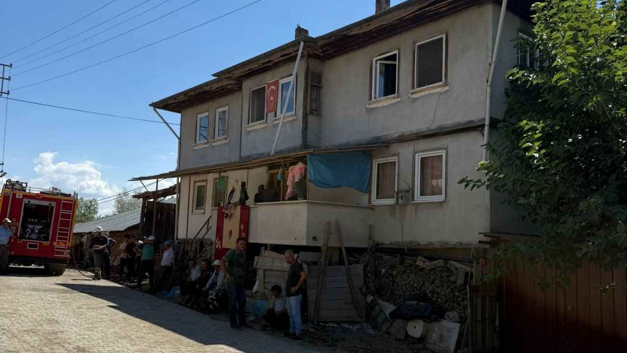 Taşköprü’nün Köyünde Yangın Felaket Kıl Payı Önlendi (1)