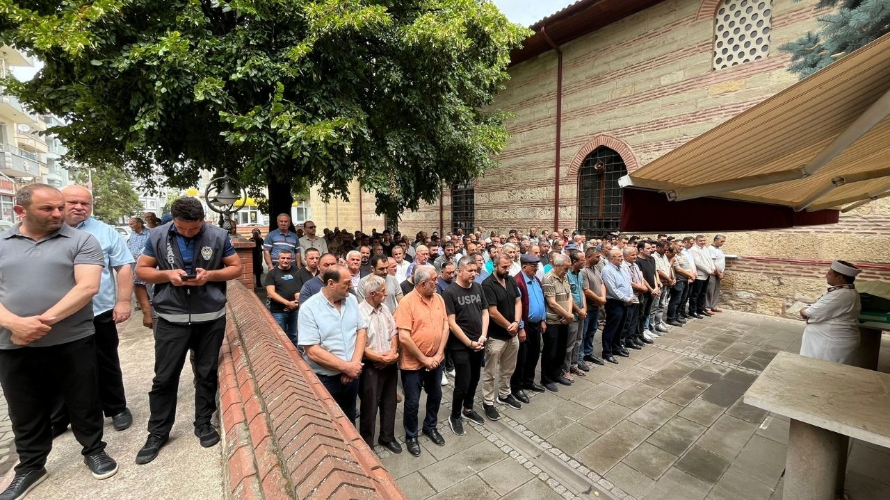 Taşköprü’nün Tanınan Esnafı İdris Yamak Son Yolculuğuna Uğurlandı (2)