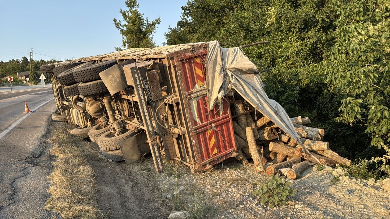 Tomruk Yüklü Kamyon Devrildi Genç Sürücü Yaralı (1)