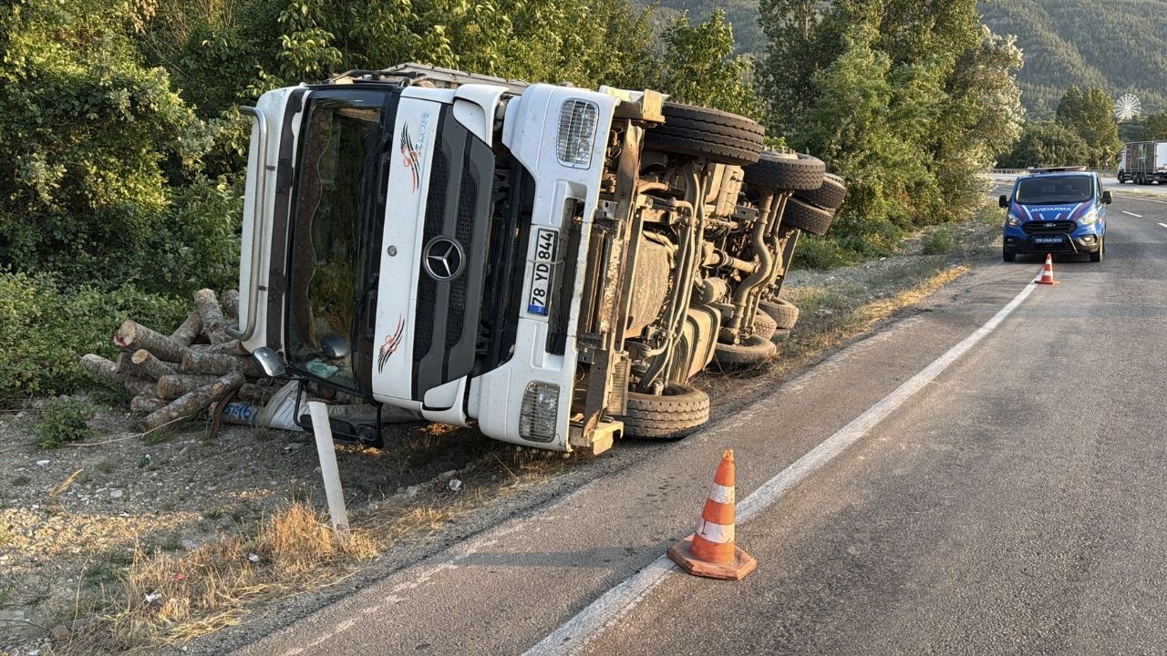 Tomruk Yüklü Kamyon Devrildi Genç Sürücü Yaralı (2)