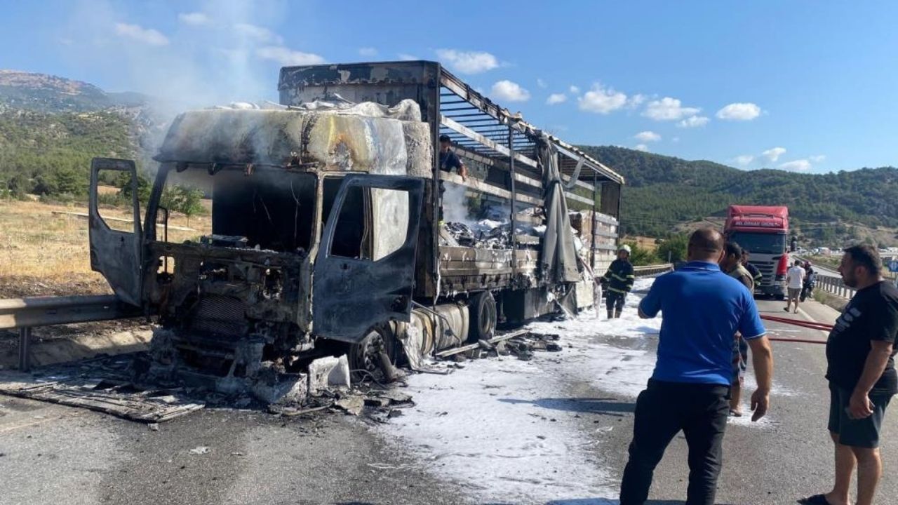 Tosya D100’De Dehşet Anları Seyir Halindeki Tır Alev Topuna Döndü! (Detaylar) (3)