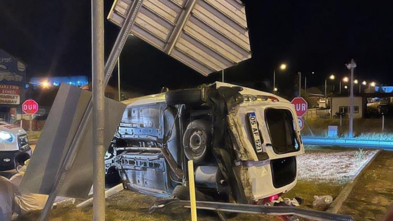 Trafik Kazası Panik Yarattı Ambulans Ve Araç Çarpıştı, 5 Yaralı! (1)