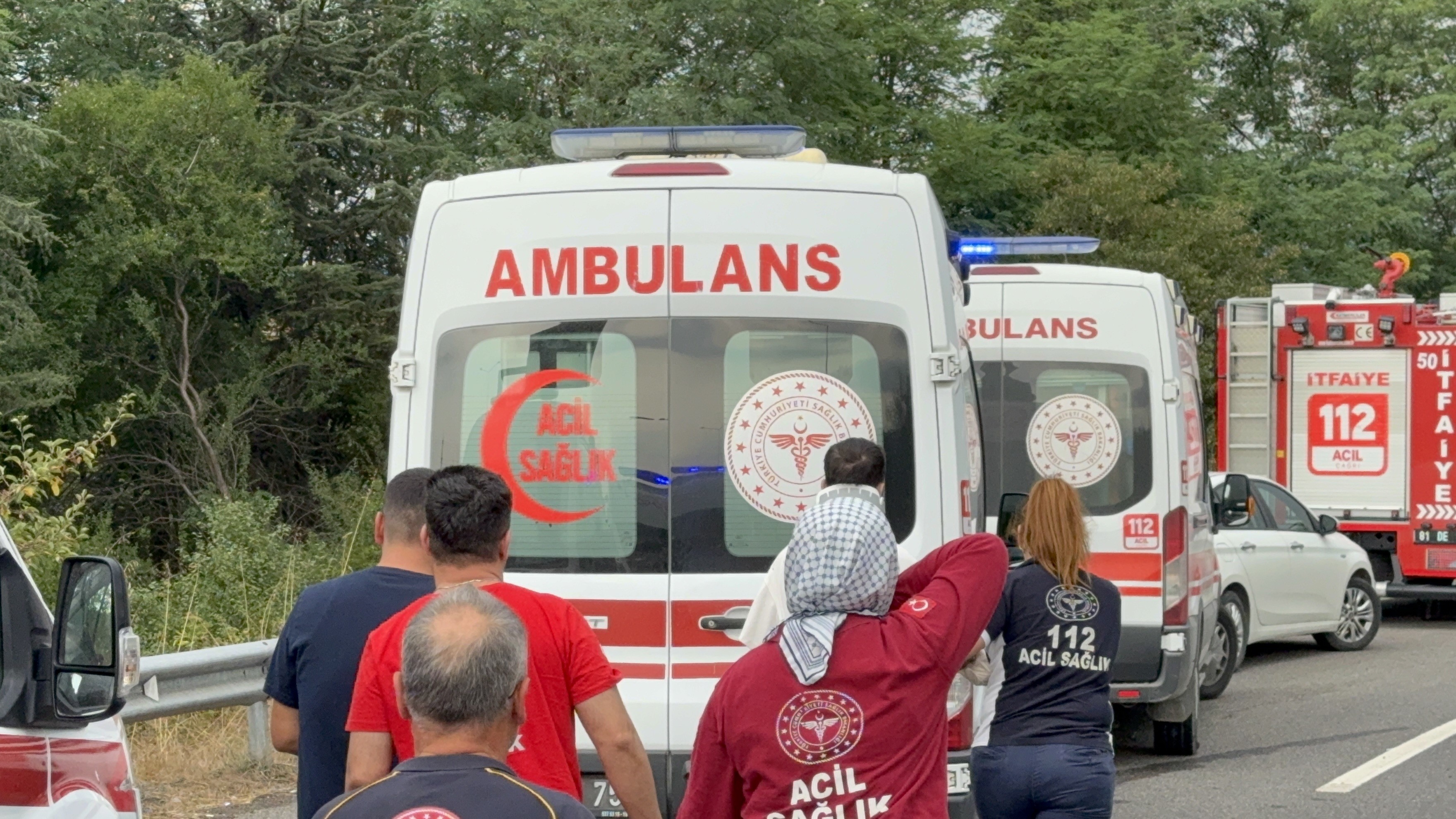Ünlü Şarkıcı Da Yaralandı Minibüsün Bariyere Saplandığı Feci Kazada 7 Yaralı Var! 20