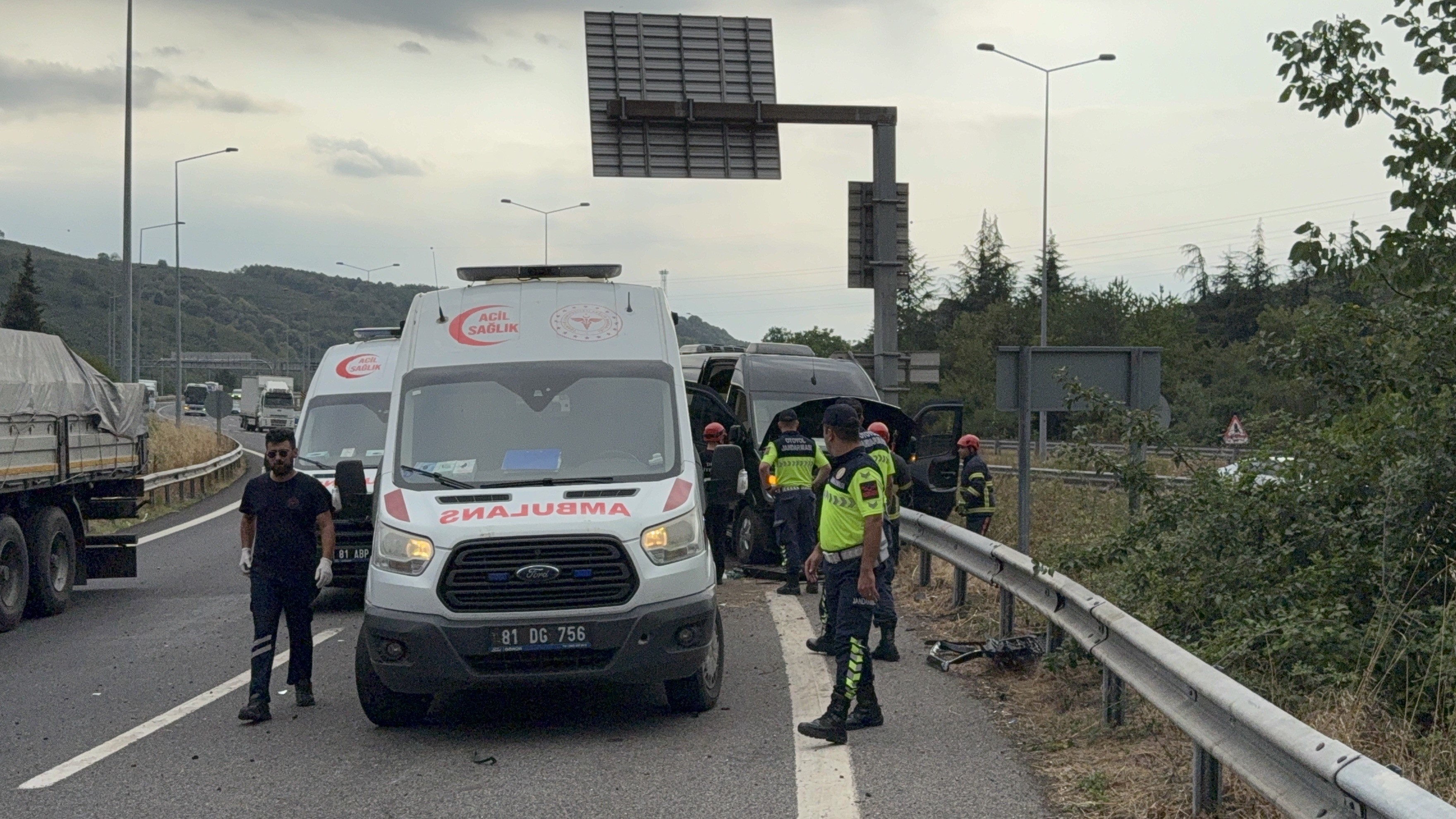Ünlü Şarkıcı Da Yaralandı Minibüsün Bariyere Saplandığı Feci Kazada 7 Yaralı Var! 24