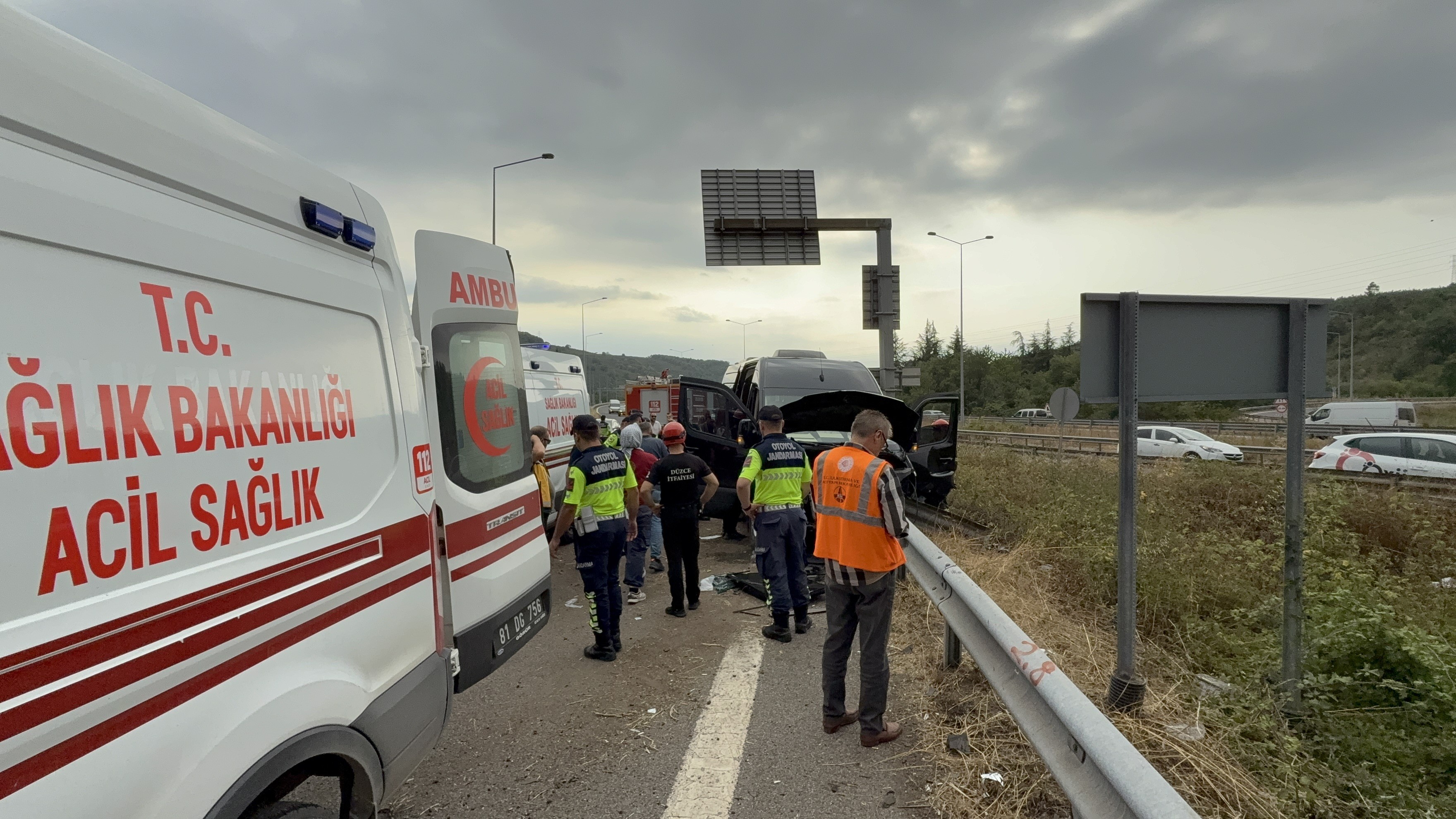 Ünlü Şarkıcı Da Yaralandı Minibüsün Bariyere Saplandığı Feci Kazada 7 Yaralı Var! 25