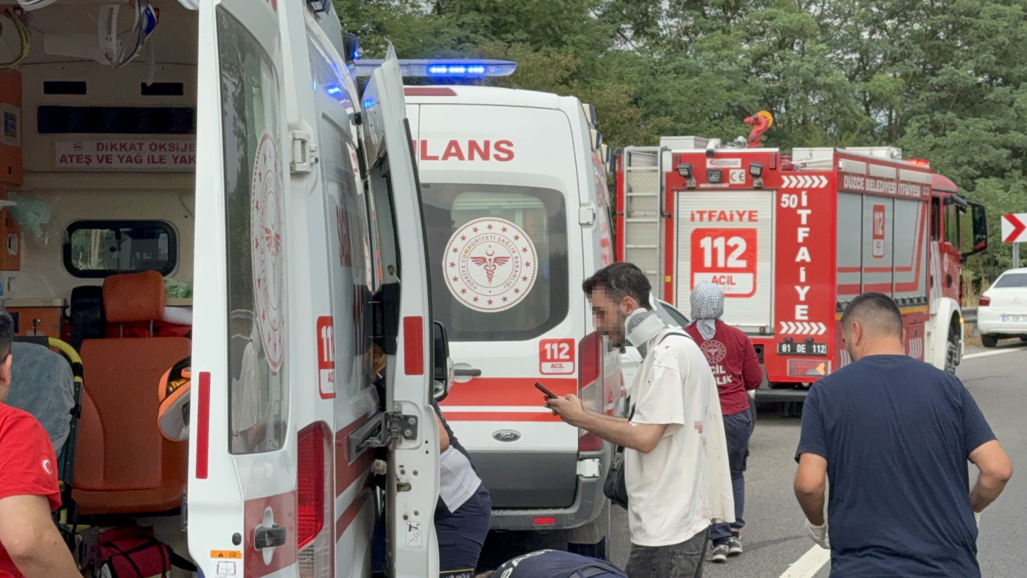 Ünlü Şarkıcı Da Yaralandı Minibüsün Bariyere Saplandığı Feci Kazada 7 Yaralı Var! 28