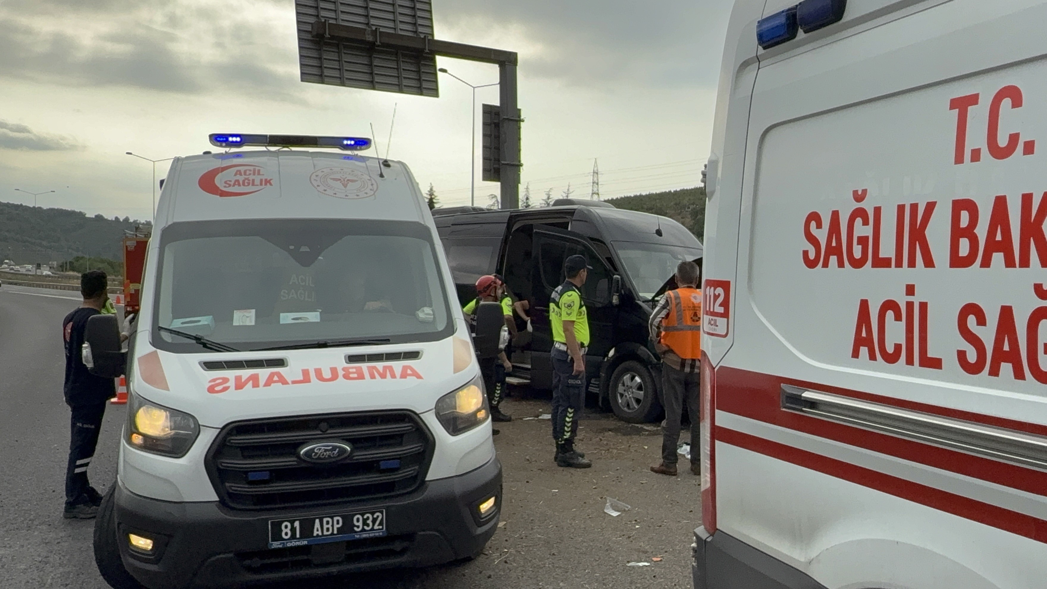 Ünlü Şarkıcı Da Yaralandı Minibüsün Bariyere Saplandığı Feci Kazada 7 Yaralı Var! 29
