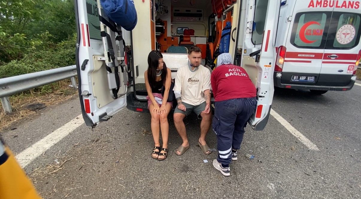 Ünlü Şarkıcı Da Yaralandı Minibüsün Bariyere Saplandığı Feci Kazada 7 Yaralı Var! 44