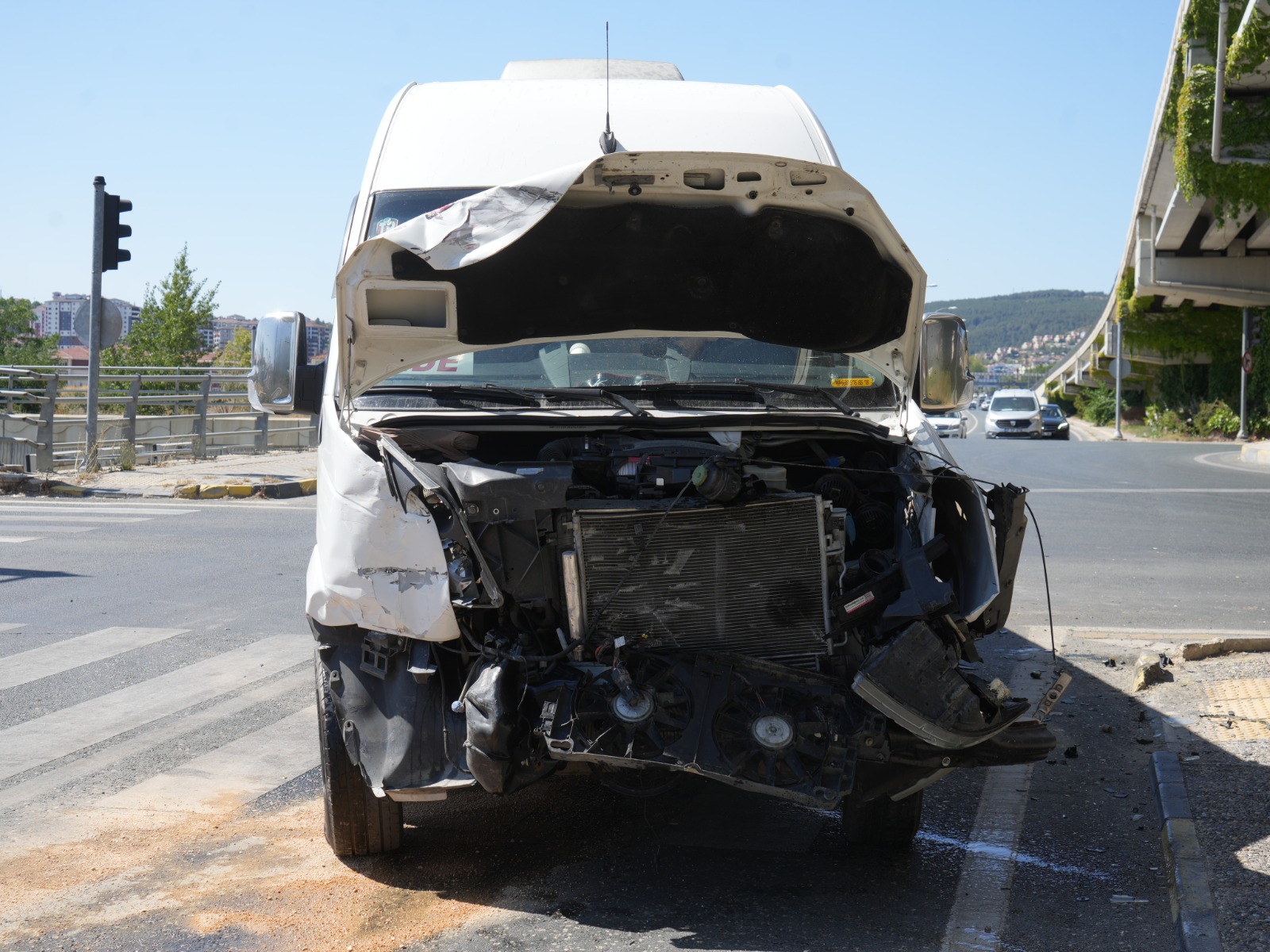 Yolcu Minibüsü Ile Hafif Ticari Araç Çarpıştı Feci Kazada 10 Kişi Yaralandı 3