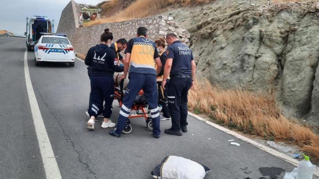 Yolculuk Facia Ile Sonlandı Hafif Ticari Araç Kanala Devrildi, 4 Yaralı (1)