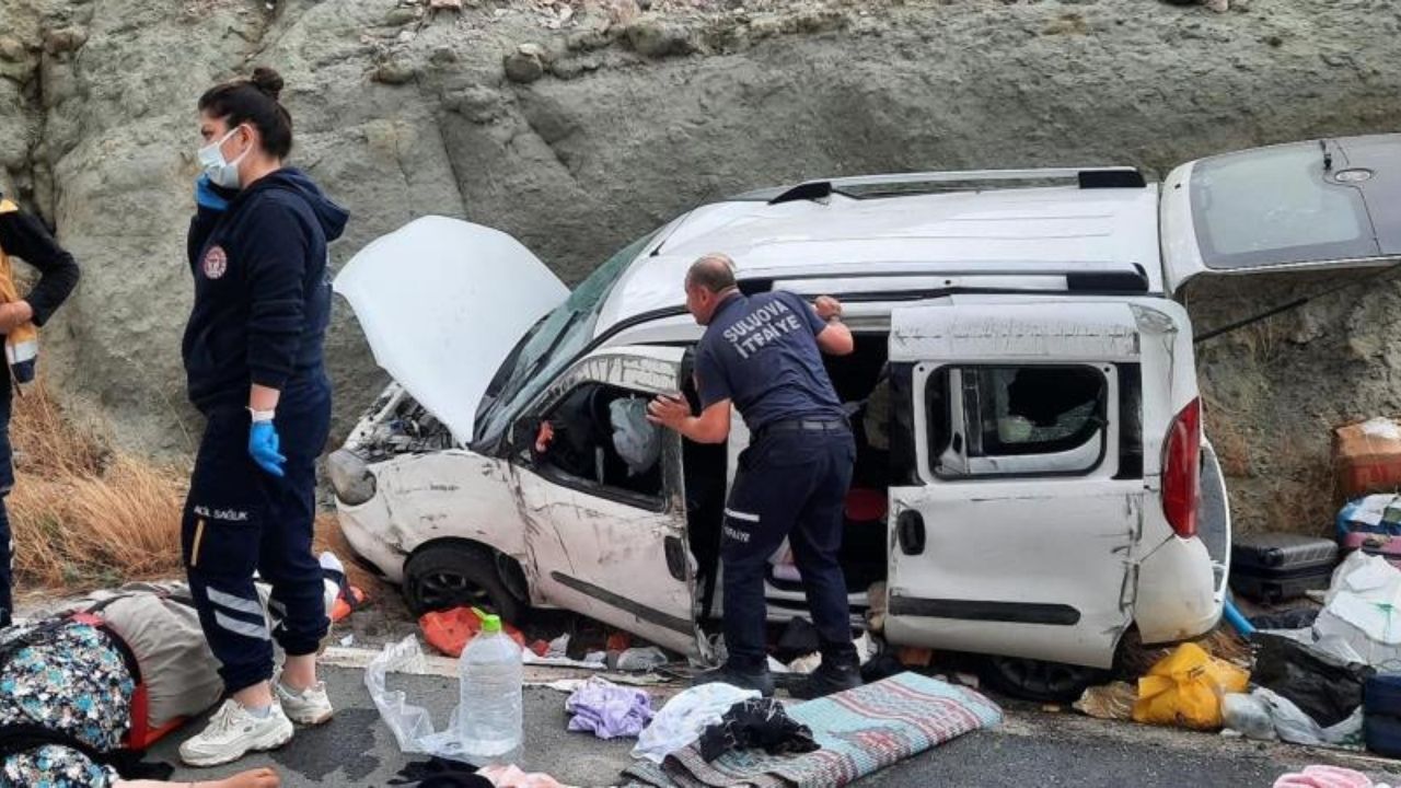 Yolculuk Facia Ile Sonlandı Hafif Ticari Araç Kanala Devrildi, 4 Yaralı (2)