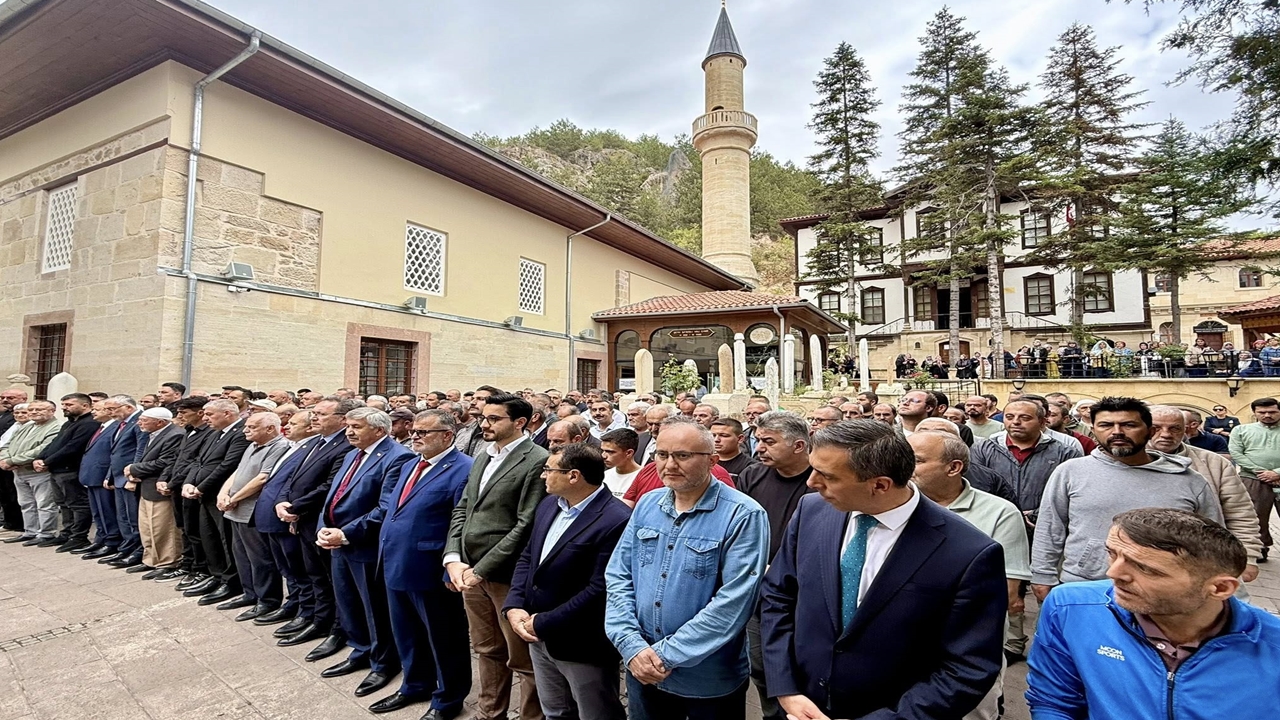 Bakan Işıkhan Cenaze Namazı (1)