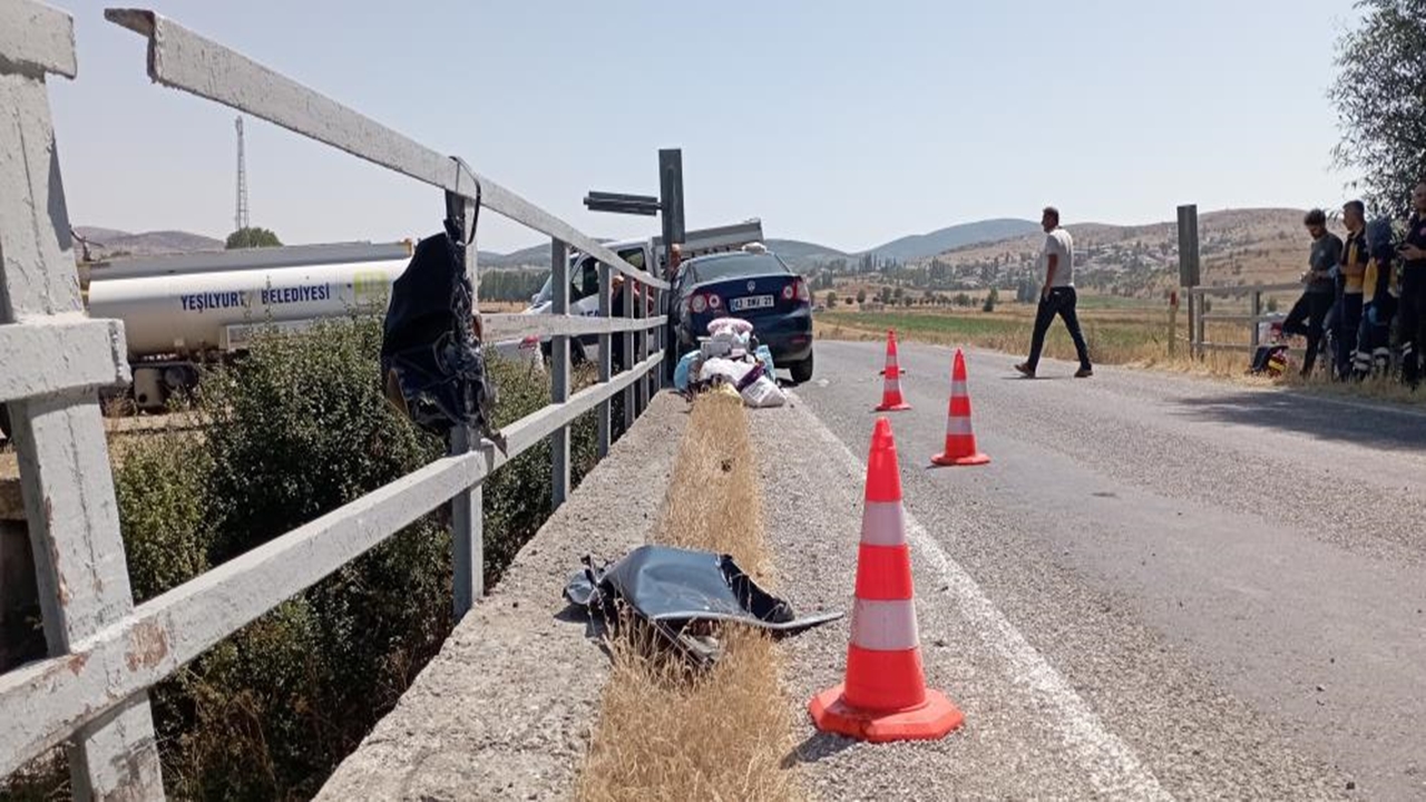 Bariyerlere Çarptı Feci Kaza (1)