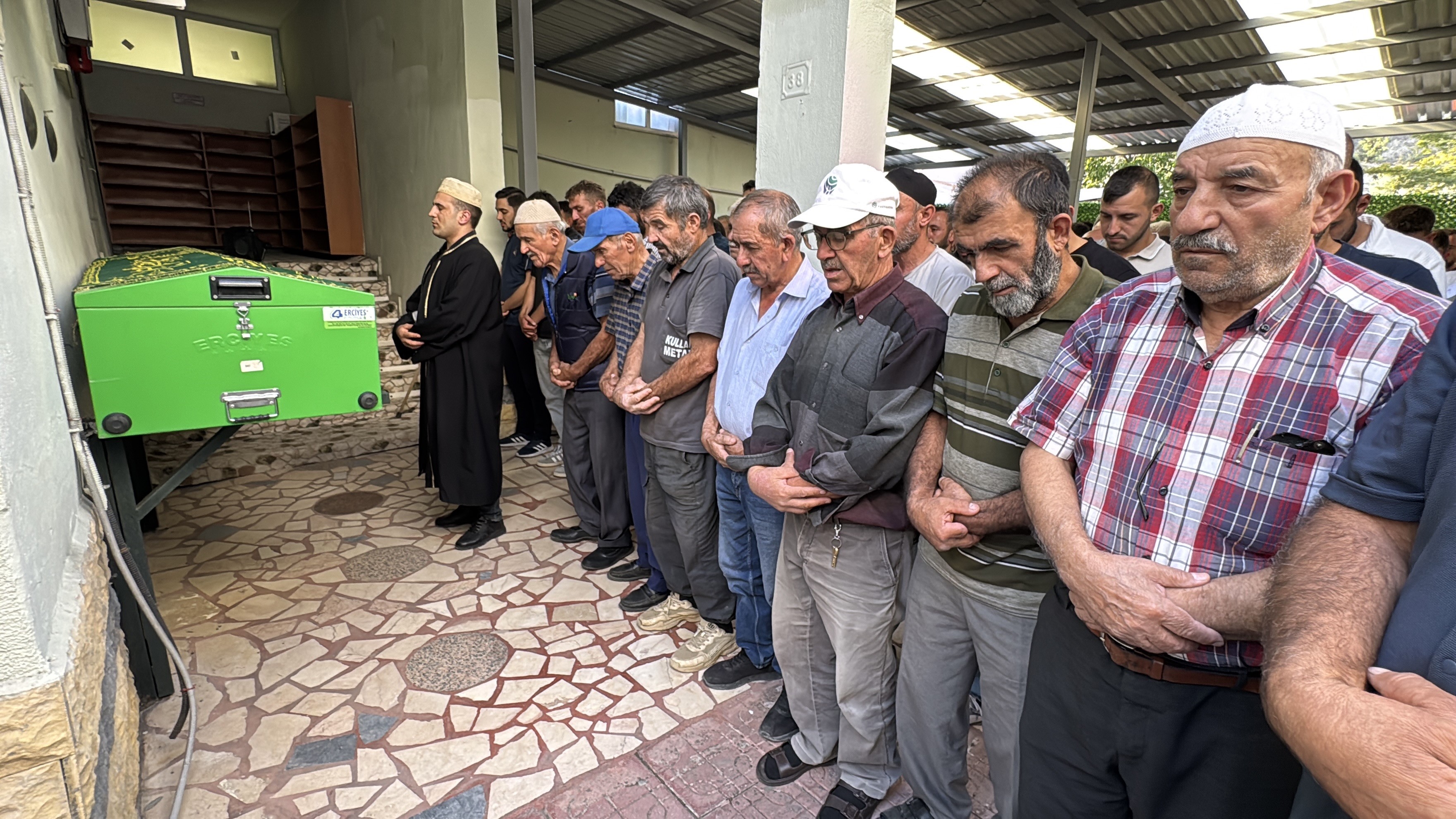 Bıçaklı Kavgada Ölen 26 Yaşındaki Genç Son Yolculuğuna Uğurlandı 3