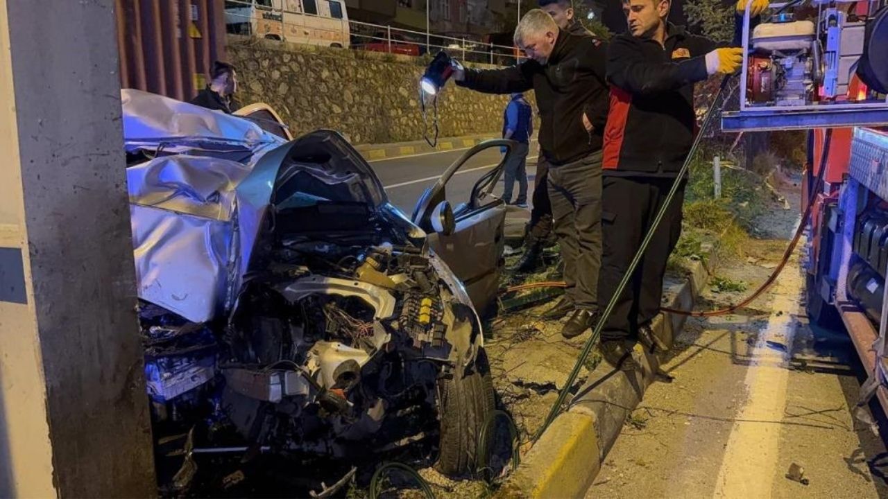 Facia Gibi Kaza Otomobil Üst Geçit Ayağına Çarptı, 2 Kişi Öldü (1)