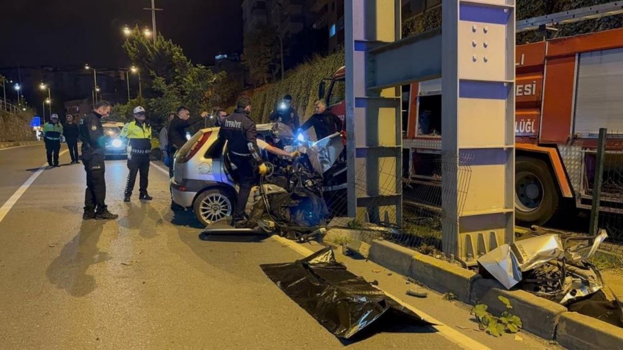 Facia Gibi Kaza Otomobil Üst Geçit Ayağına Çarptı, 2 Kişi Öldü (2)