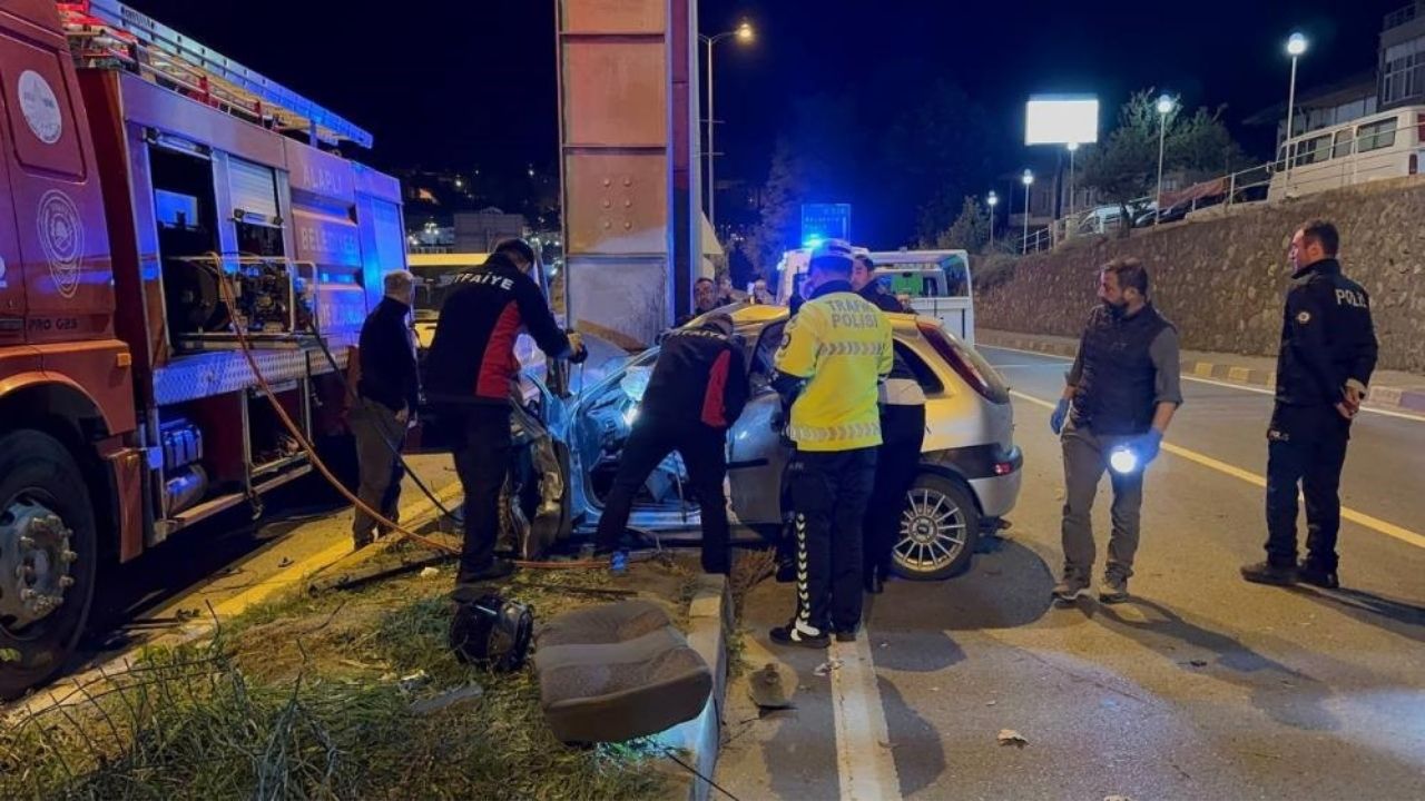 Facia Gibi Kaza Otomobil Üst Geçit Ayağına Çarptı, 2 Kişi Öldü (4)