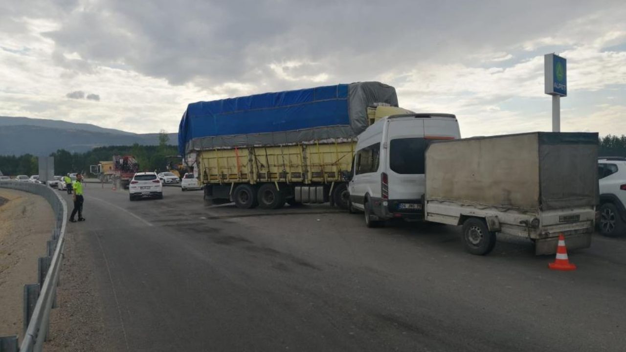 Feci Kaza! İşçi Minibüsü Kamyonla Çarpıştı 4’Ü Çocuk 8 Yaralı (1)