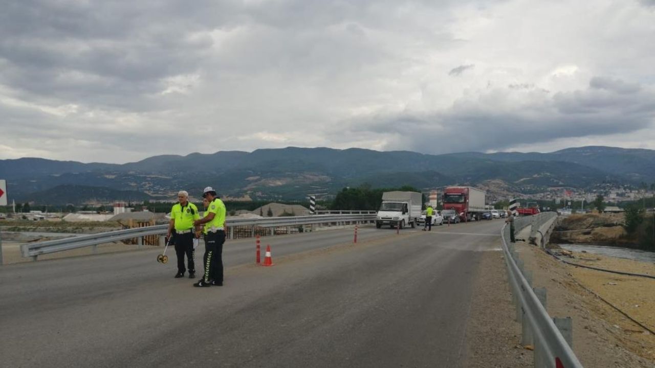 Feci Kaza! İşçi Minibüsü Kamyonla Çarpıştı 4’Ü Çocuk 8 Yaralı (2)