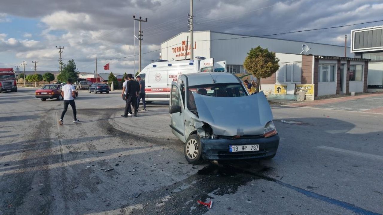 Feci Kaza Otomobil Ile Hafif Ticari Araç Çarpıştı, 3 Yaralı (1)