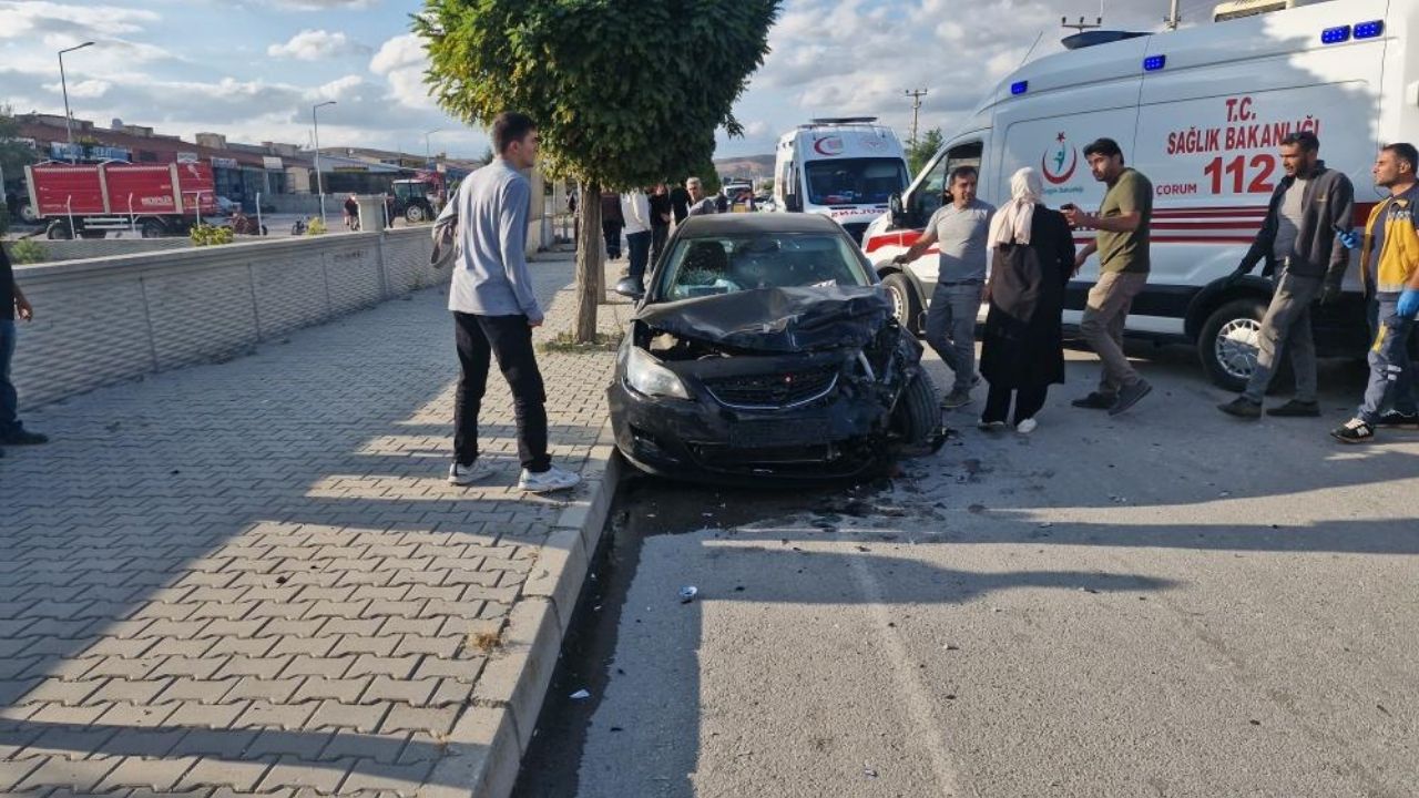 Feci Kaza Otomobil Ile Hafif Ticari Araç Çarpıştı, 3 Yaralı (3)