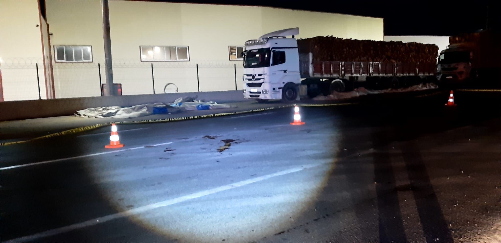 Feci Kaza Otomobilin Çarptığı Tır Sürücüsü Yaşamını Yitirdi 2