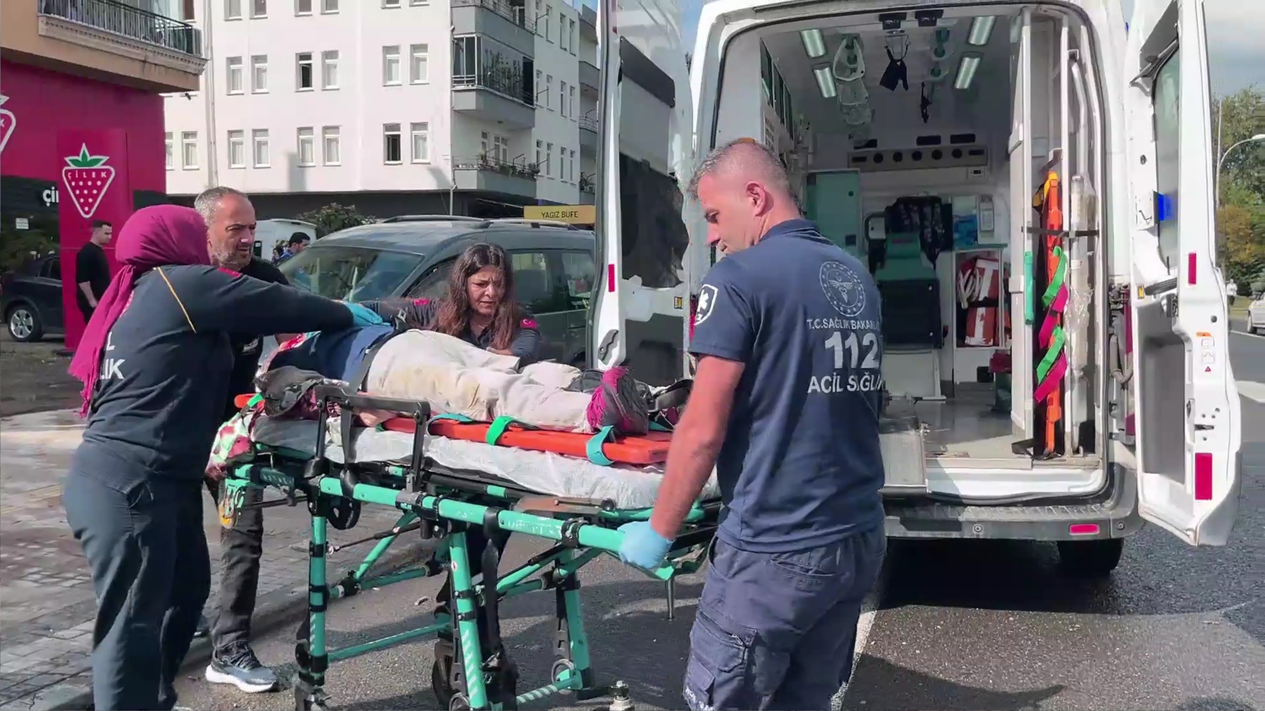 Hafif Ticari Aracın Çarpmasıyla Ağır Yaralanmıştı 71 Yaşındaki Kadın Hayatını Kaybetti 5