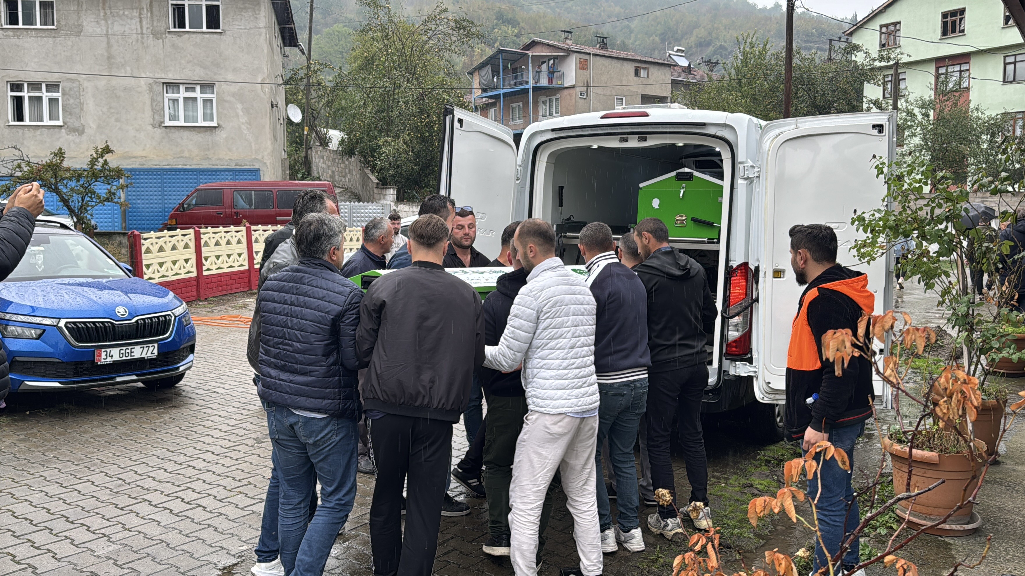 Henüz 24 Yaşındaydı Bıçaklı Kavgada Yaşamını Yitiren Genç Kadın Toprağa Verildi 2