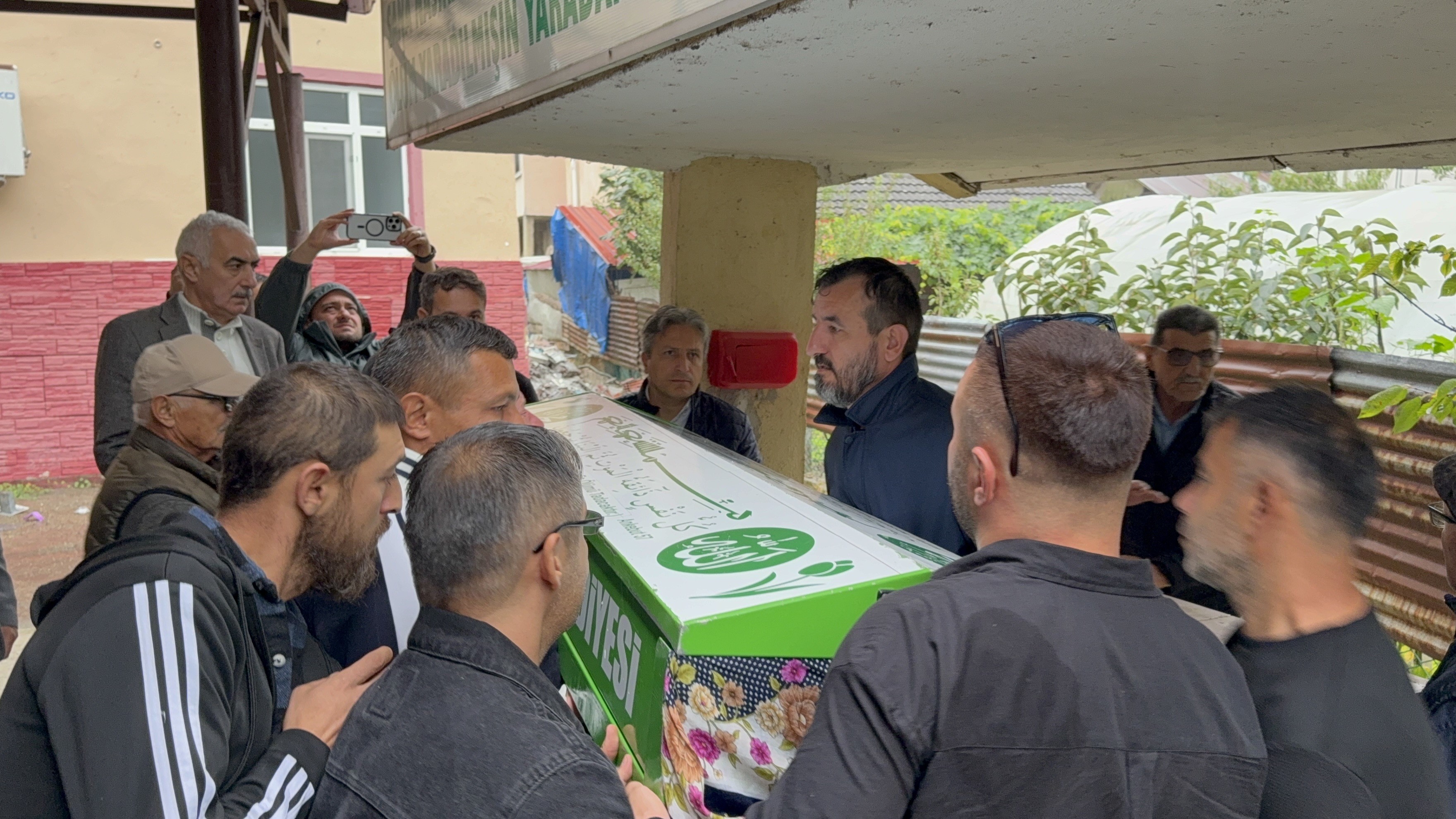 Henüz 24 Yaşındaydı Bıçaklı Kavgada Yaşamını Yitiren Genç Kadın Toprağa Verildi 22